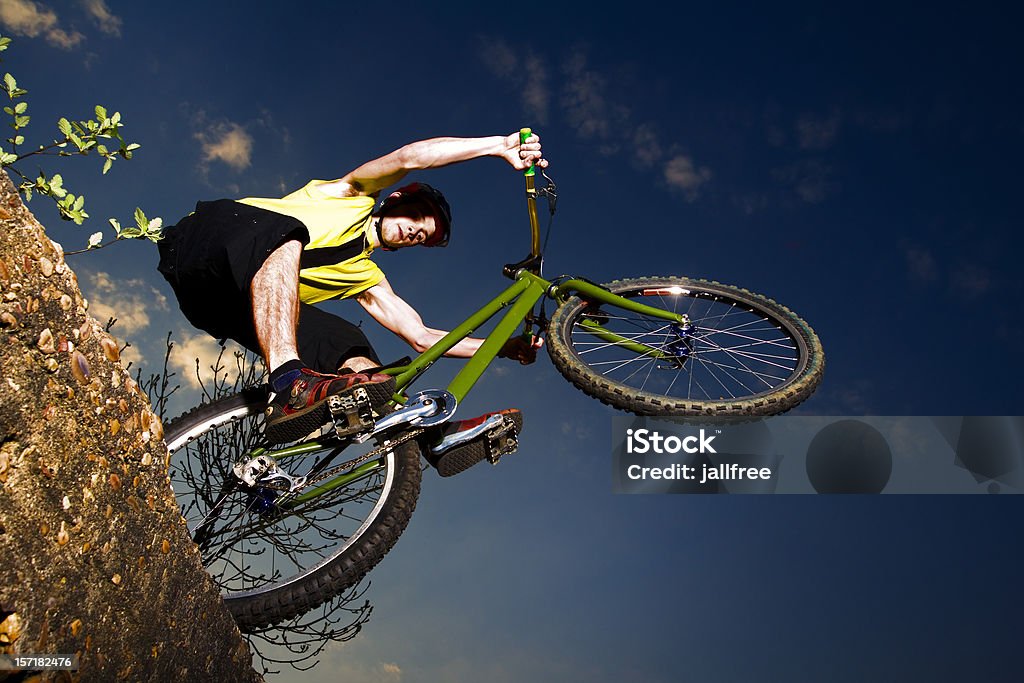 Ciclismo de montaña extrema saltando de la roca - Foto de stock de Andar en bicicleta libre de derechos