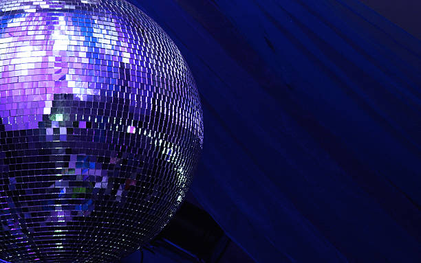 esfera azul discoteca glitterball - dance fever fotografías e imágenes de stock