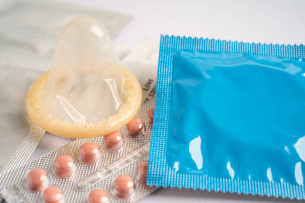 pillole anticoncezionali e preservativo, salute contraccezione e medicina. - contraceptive foto e immagini stock