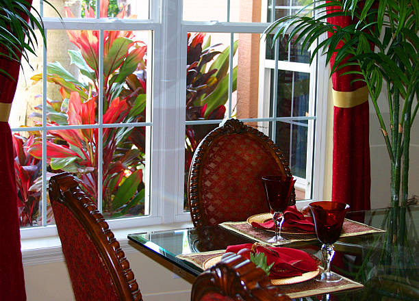 sala da pranzo con vista giardino - indoors full length dining florida foto e immagini stock