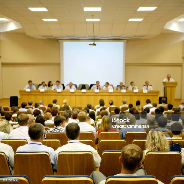 Vídeo Para Conferencias Foto de stock y más banco de imágenes de Mesa redonda - Reunión - Mesa redonda - Reunión, Escenario, Escuchar