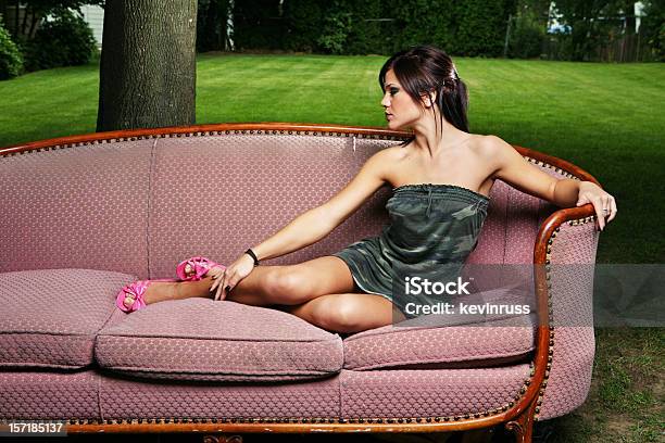 Joven Mujer Descansando En Un Sillón Al Aire Libre Foto de stock y más banco de imágenes de A la moda - A la moda, Adolescente, Adulto