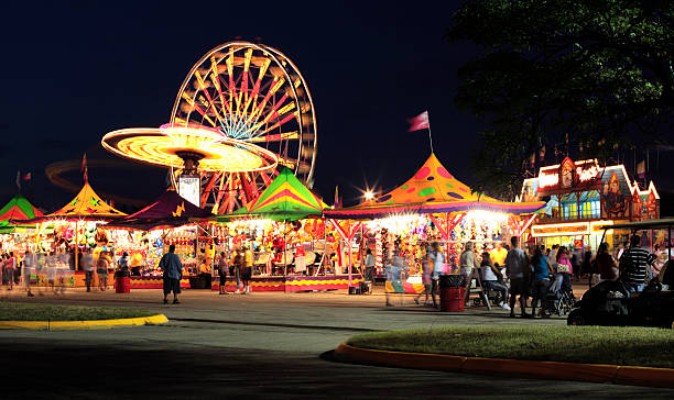 warm summer night at the carnival - kermis stockfoto's en -beelden
