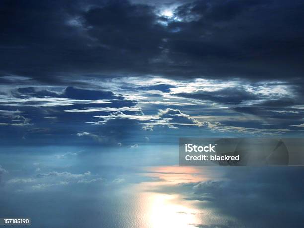 Nubes Al Atardecer Con Reflejo De La Luz Del Sol Desde El Mar Foto de stock y más banco de imágenes de Estratósfera