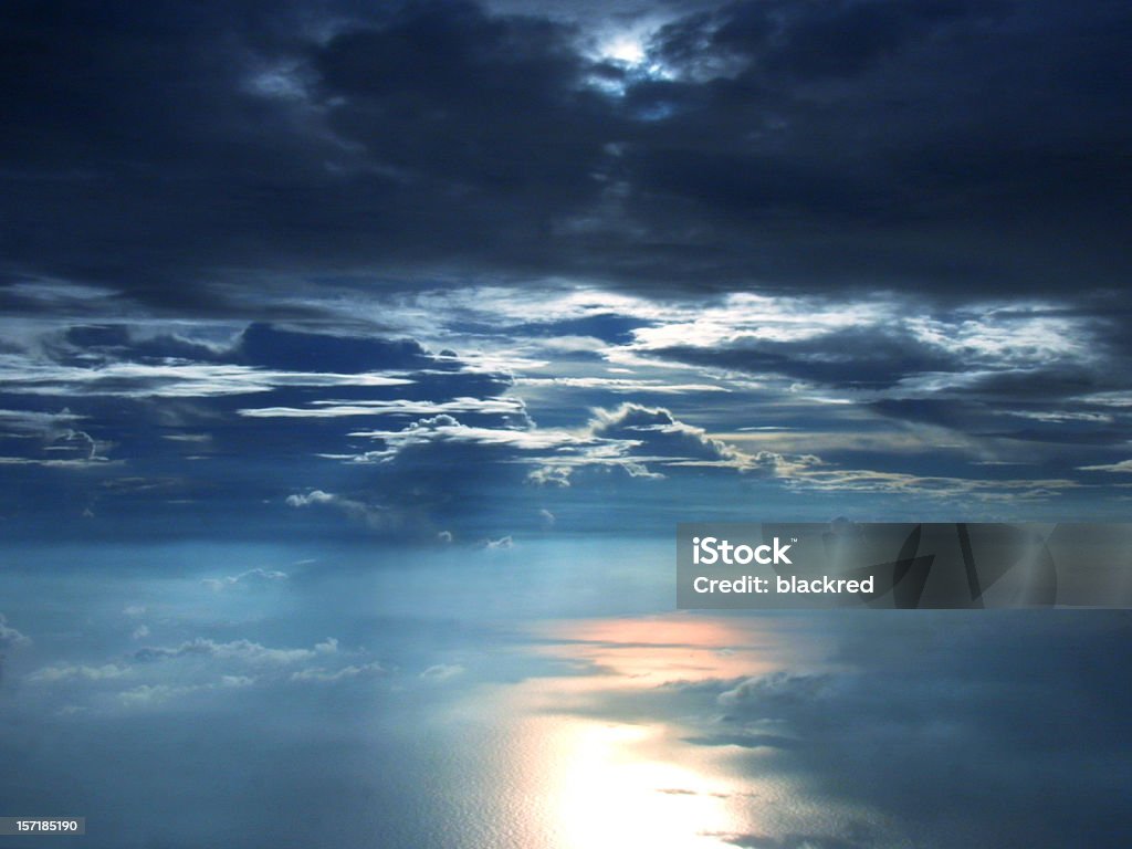 Cloudscape ao pôr-do-sol com reflexo da luz do sol do oceano - Foto de stock de Cloudscape royalty-free