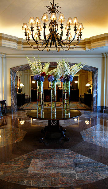 lobby del hotel de lujo - hotel reception hotel lobby flower fotografías e imágenes de stock