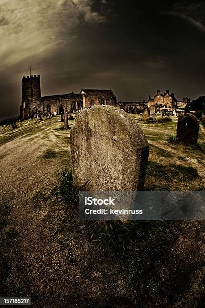 Duże Nagrobek W Graveyard - zdjęcia stockowe i więcej obrazów Anglia - Anglia, Bamburgh, Brązowy