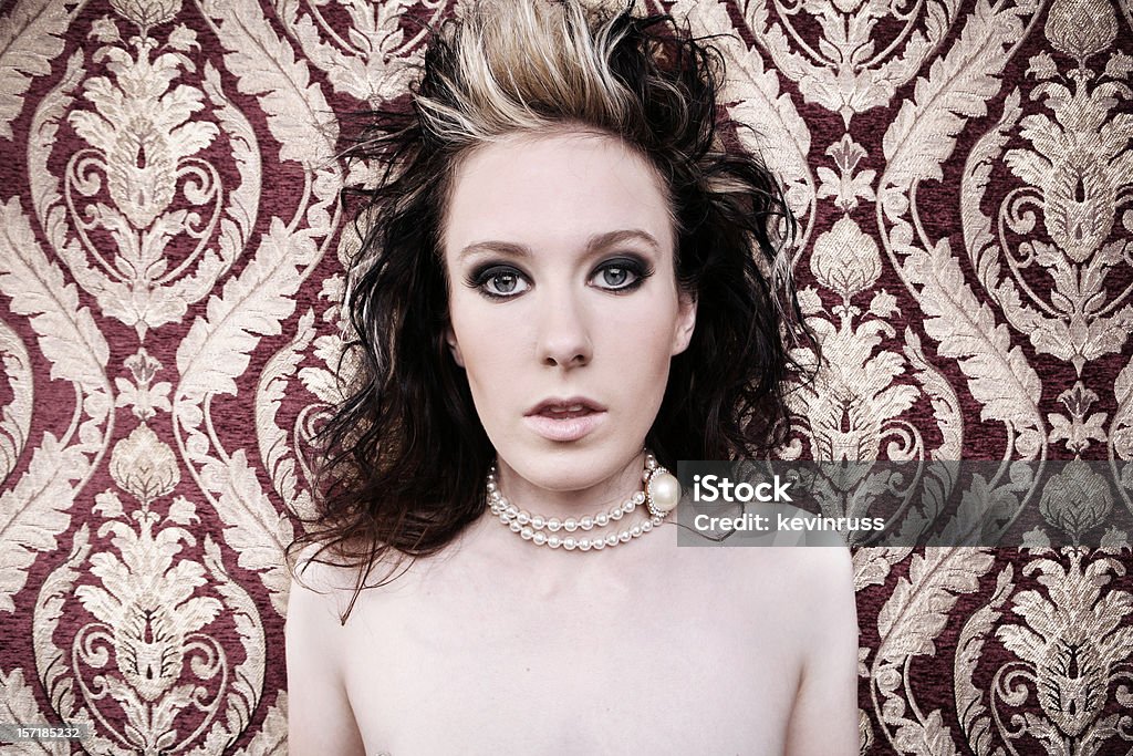 Surpresa jovem modelo contra parede estampado - Foto de stock de Adulto royalty-free
