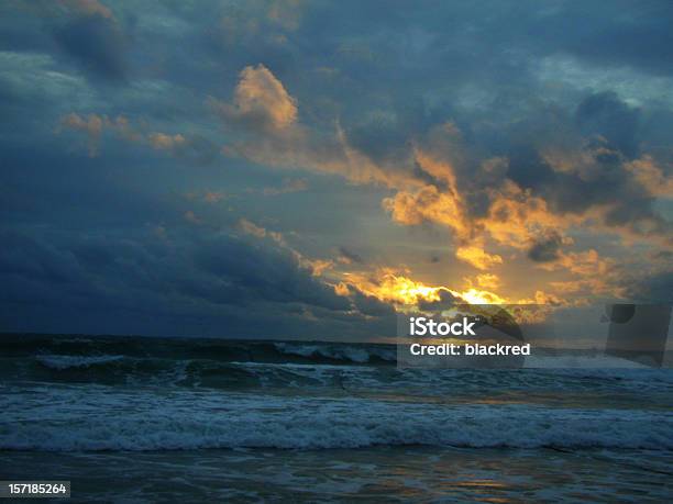 Niesamowity Zachód Słońca Krajobraz Z Chmurami Niebo - zdjęcia stockowe i więcej obrazów Burza