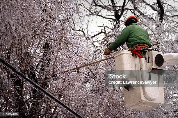 Power Company Tempesta Invernale Riparazioni - Fotografie stock e altre immagini di Affari - Affari, Industria energetica, Inverno