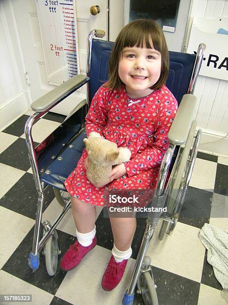 Маленькая Девочка В Инвалидных Креслах — стоковые фотографии и другие картинки Больница - Больница, Девочки, Инвалидное кресло
