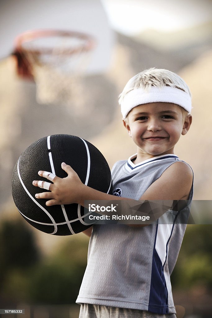 Pequeno jogador de basquete - Foto de stock de Basquete royalty-free