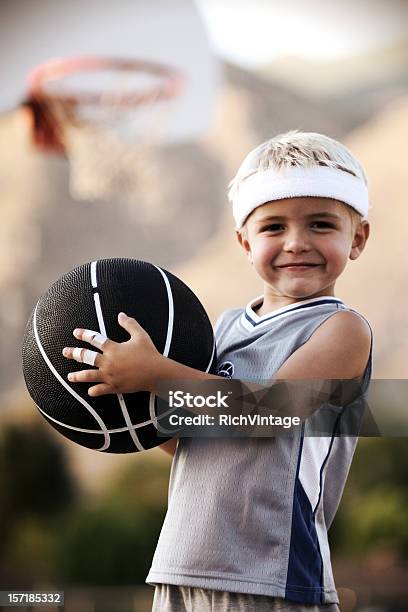 Foto de Pequeno Jogador De Basquete e mais fotos de stock de Basquete - Basquete, Criança pequena, Criança