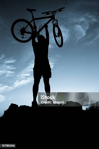 Foto de Mountain Biking e mais fotos de stock de Adulto - Adulto, Aspiração, Atividade Recreativa