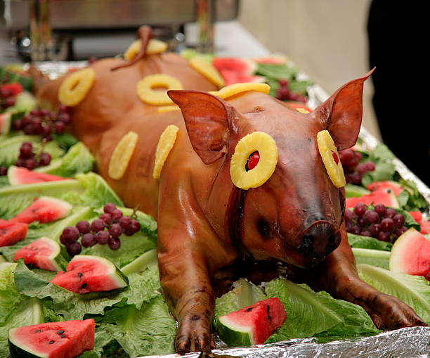 свинья во время луау. - spit roasted pig roasted food стоковые фото и изображения