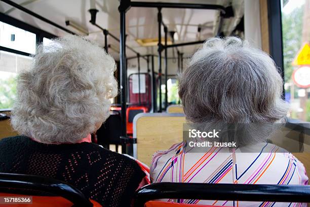 Anziani - Fotografie stock e altre immagini di Due persone - Due persone, Autobus, Donne anziane