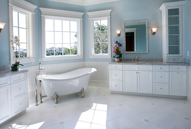 luxuriöse hauptbadezimmer mit freistehender badewanne - indoors window elegance tranquil scene stock-fotos und bilder