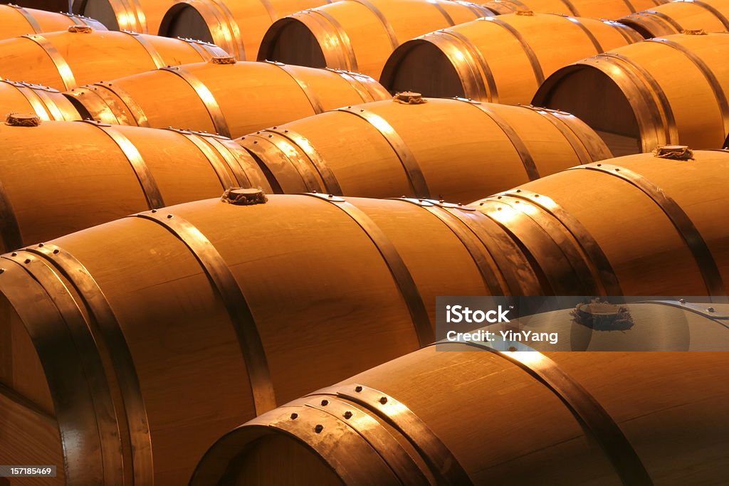 Barriles de vino en bodega Bodega del Valle de Napa en California - Foto de stock de California libre de derechos