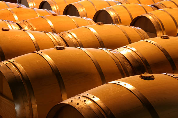ワインセラーでのワイン樽のワイナリーのカリフォルニア州ナパバレー - bottling plant winery wine industry ストックフォトと画像