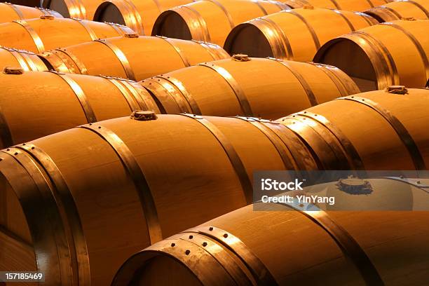 ワインセラーでのワイン樽のワイナリーのカリフォルニア州ナパバレー - カリフォルニア州のストックフォトや画像を多数ご用意 - カリフォルニア州, ワイン, ワイン貯蔵庫