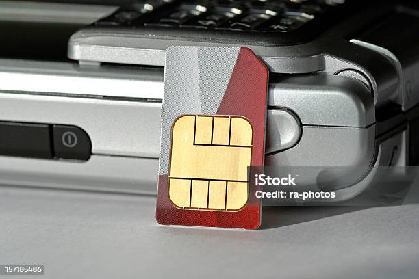 Cartão Sim Com O Telemóvel - Fotografias de stock e mais imagens de Cartão SIM - Cartão SIM, Circuito Integrado de Computador, Comunicação