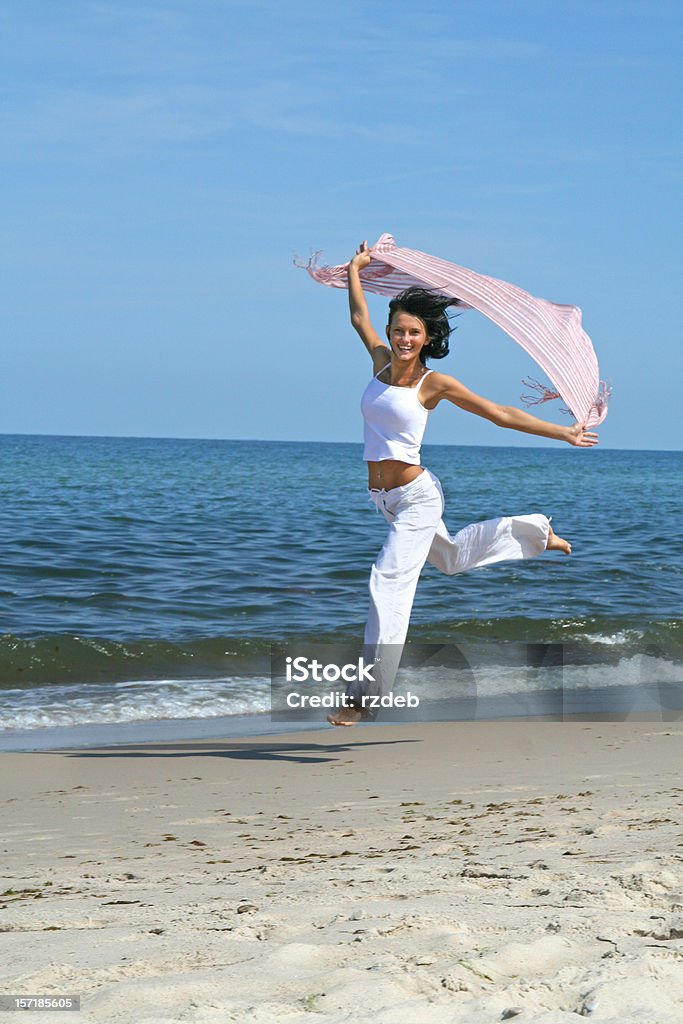 Sport sur la plage-femme belle et sexy - Photo de 20-24 ans libre de droits