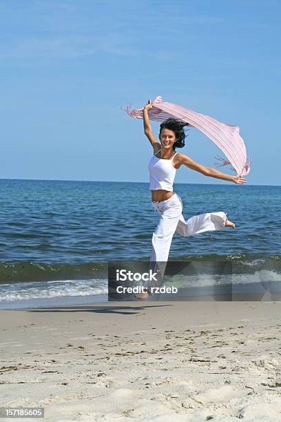 Photo libre de droit de Sport Sur La Plagefemme Belle Et Sexy banque d'images et plus d'images libres de droit de 20-24 ans - 20-24 ans, Activité de loisirs, Adulte