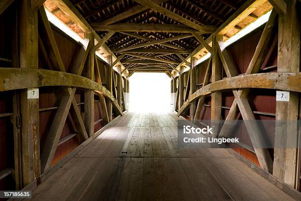 Überdachte Brücke In Amish Country In Richtung Das Licht Stockfoto und mehr Bilder von Pennsylvania