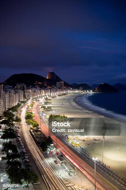 Copacabana À Noite - Fotografias de stock e mais imagens de Noite - Noite, Rio de Janeiro, Poste