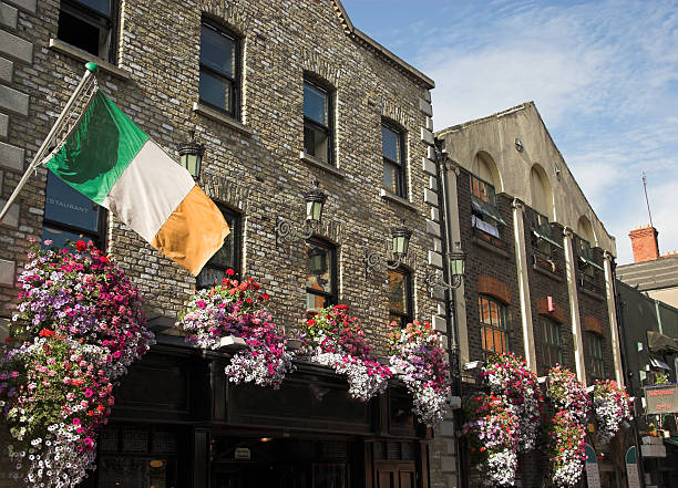 temple bar bar de dublín - brick european culture facade famous place fotografías e imágenes de stock