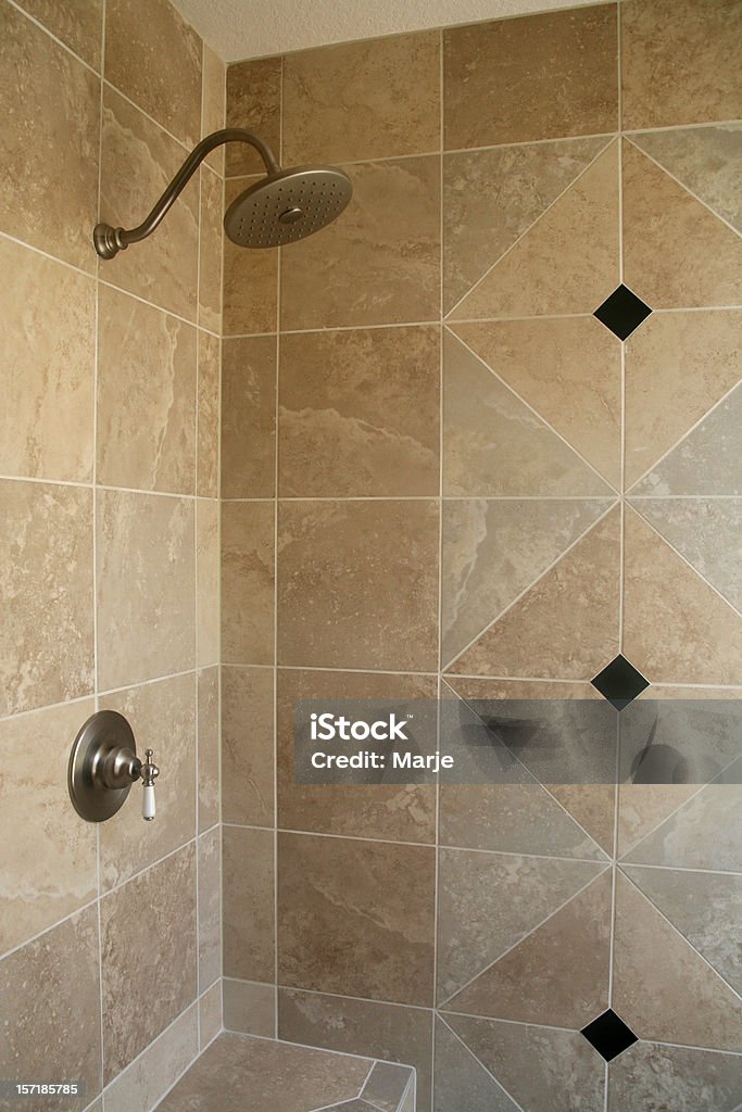 Banheiro azulejado com chuveiro - Foto de stock de Azulejo royalty-free