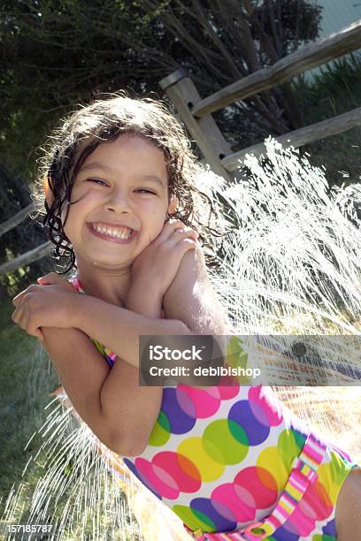 Bambina Indossa Costume Si Diverte In Estate In Acqua - Fotografie stock e altre immagini di Ambientazione esterna