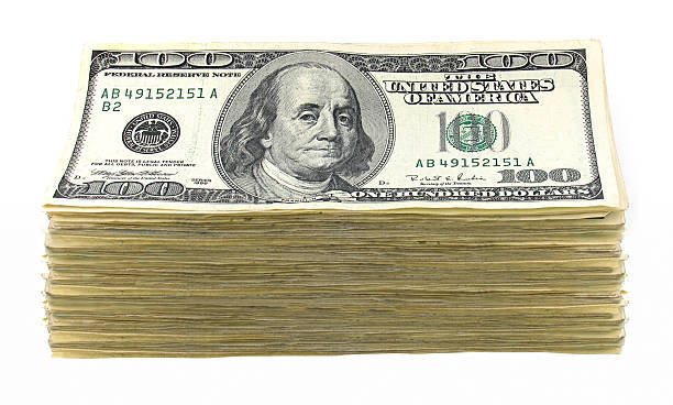 enorme montón de dinero - stack dollar number 100 currency fotografías e imágenes de stock