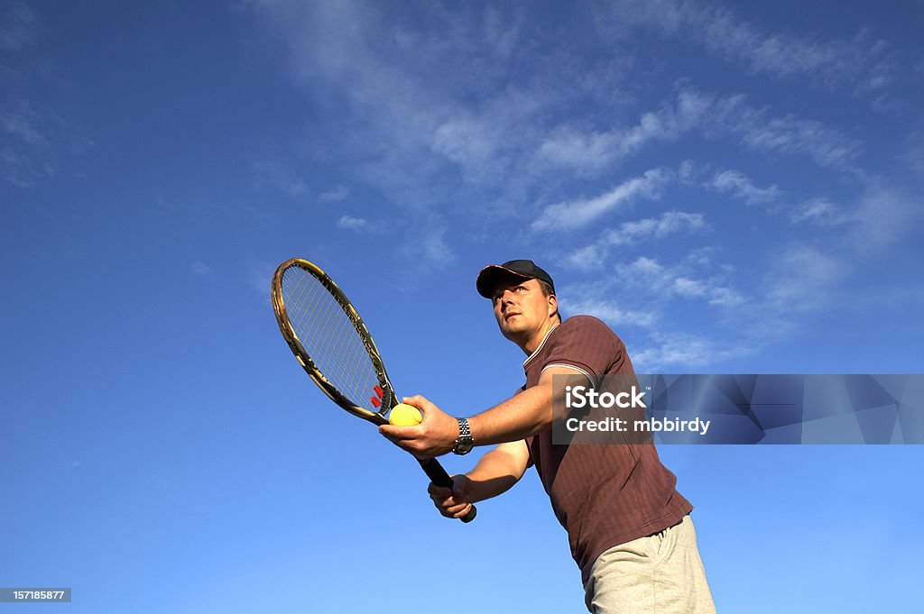 Giocatore di Tennis prima di servire - Foto stock royalty-free di Abbigliamento da tennis