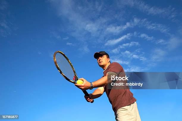 Giocatore Di Tennis Prima Di Servire - Fotografie stock e altre immagini di Abbigliamento da tennis - Abbigliamento da tennis, Adulto, Allenatore