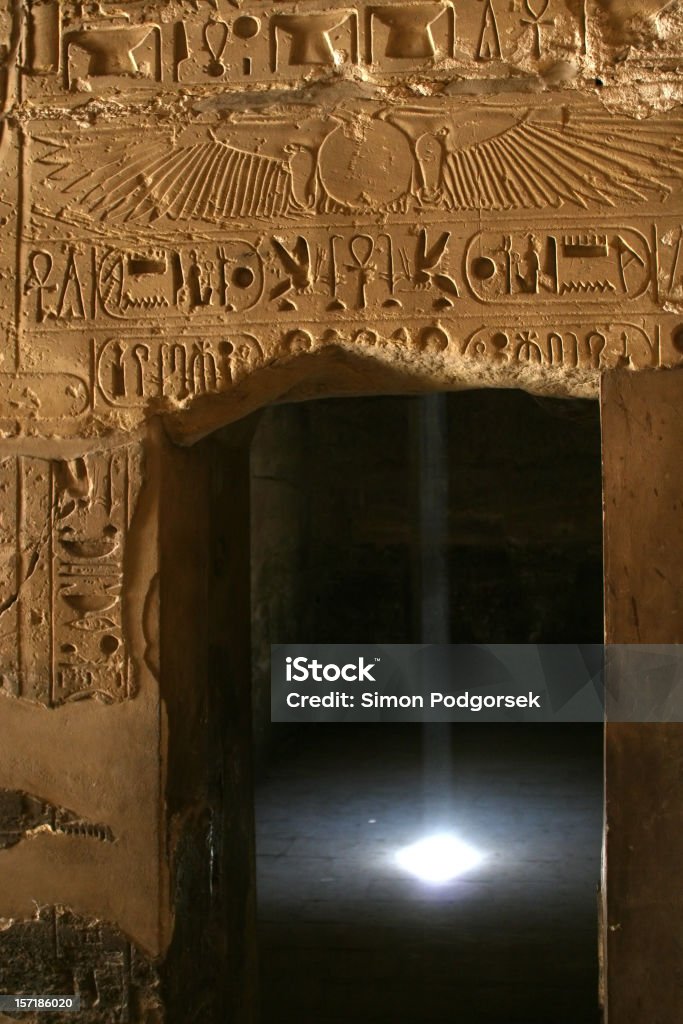 Hieroglifs e um raio de luz - Foto de stock de Interior royalty-free