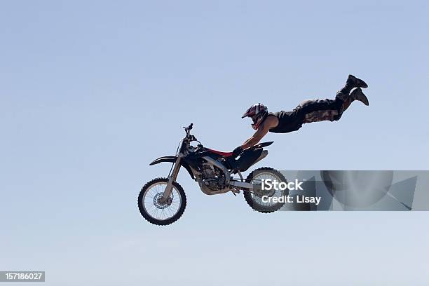 Mantenga En Foto de stock y más banco de imágenes de Motocross - Motocross, Truco, Accesorio de cabeza