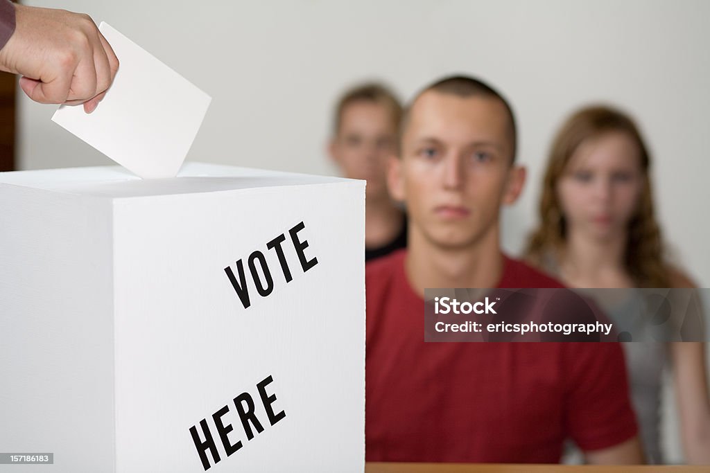 Plusieurs jeunes en ligne de vote - Photo de Adulte libre de droits