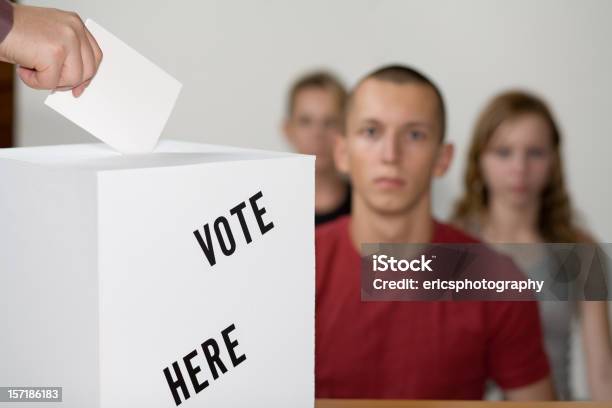 Photo libre de droit de Plusieurs Jeunes En Ligne De Vote banque d'images et plus d'images libres de droit de Adulte - Adulte, Attendre, Boîte