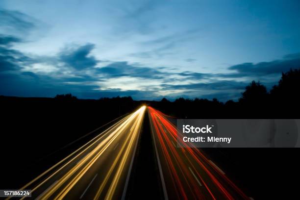 Estrada No Escuro - Fotografias de stock e mais imagens de A caminho - A caminho, Abstrato, Ao Ar Livre