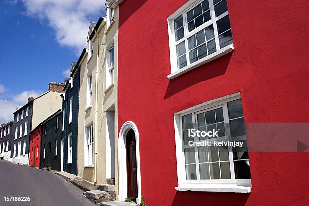 Jasne Kolorowe Domy W Kinsale Hrabstwo Cork Irlandia - zdjęcia stockowe i więcej obrazów Dom - Budowla mieszkaniowa