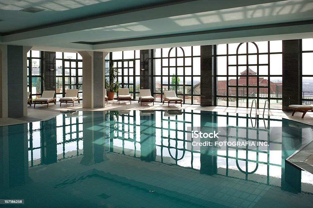 Крытый бассейн в отеле - Стоковые фото Отель роялти-фри