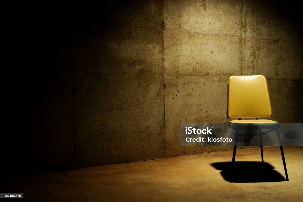 Un seat--interrogation habitación - Foto de stock de Calabozos libre de derechos