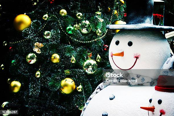 Dos Sonriendo Muñecos Frente A Árbol De Navidad Foto de stock y más banco de imágenes de Adorno de navidad - Adorno de navidad, Aire libre, Alegre