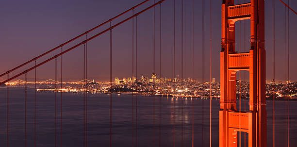 golden gate brücke: marin tower nahaufnahme, san francisco im hintergrund - san francisco county suspension bridge cityscape marin tower stock-fotos und bilder