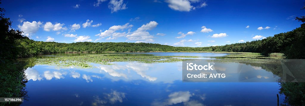 Panorama di lago nascosto - Foto stock royalty-free di Luce solare