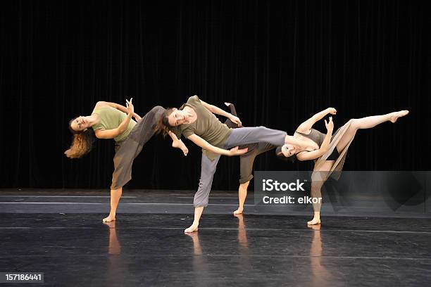 Grupa Nowoczesne Tancerzy Wykonujących Na Scenie - zdjęcia stockowe i więcej obrazów Tańczyć - Tańczyć, Przedstawienie teatralne, Teatr