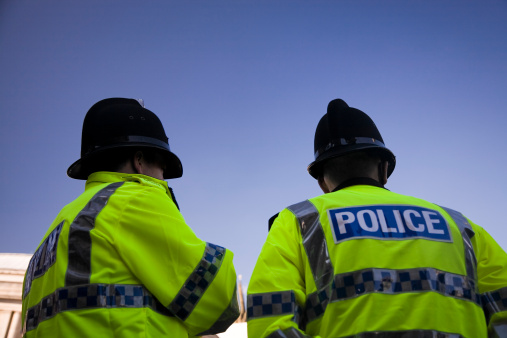 Dos policías usando cascos tradicional británica, haz clic a continuación para obtener más información. photo
