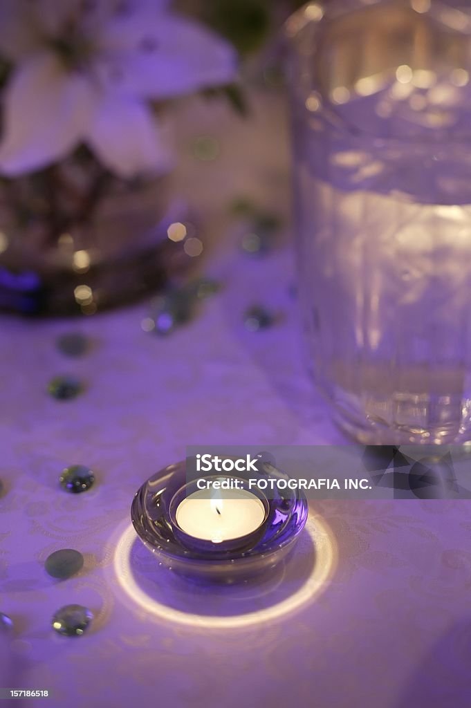 Candela al tavolo - Foto stock royalty-free di Attrezzatura per illuminazione