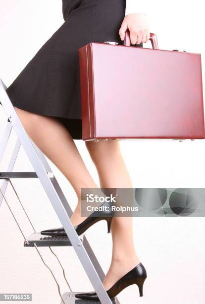 Suba Por La Escalera Mujer Foto de stock y más banco de imágenes de Tacones altos - Tacones altos, Escaleras, Maletín